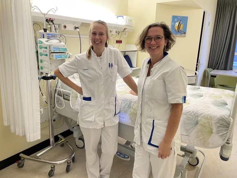 Denise de Haas en Daniëlle de Groot,  senior verpleegkundigen op de kinderchirurgie, Erasmus MC